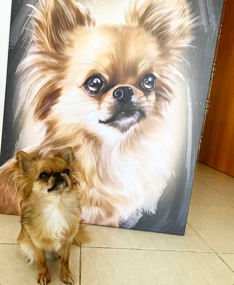 Perro pequeño junto a su retrato en lienzo grande