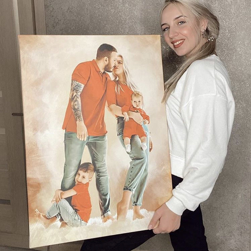 Mujer sujetando un retrato en un lienzo grande en el que aparece su familia unida