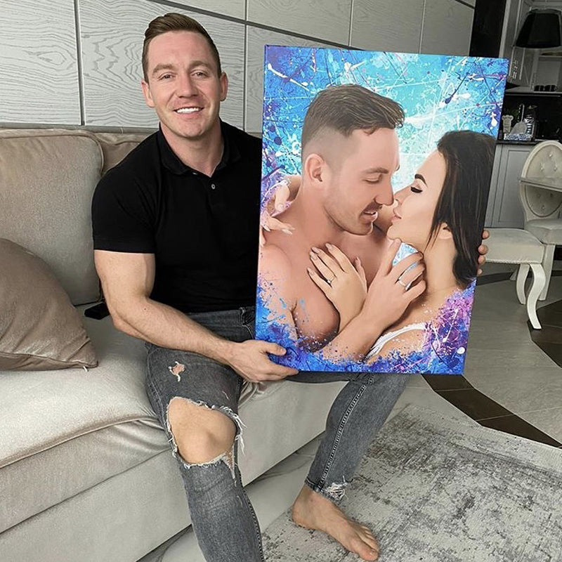 Un hombre sujetando un retrato personalizado en lienzo en el que aparece con su pareja